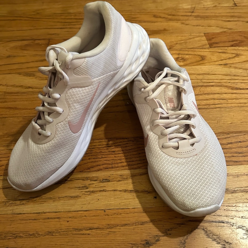 NWT Nike Revolution Running Shoes Women’s SIZE 10 in Blush and Pink